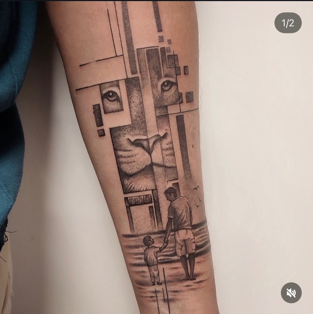 Tatuaje realismo geométrico de león con escena padre e hijo en la playa — tatuaje en Madrid · As de Picas Madrid